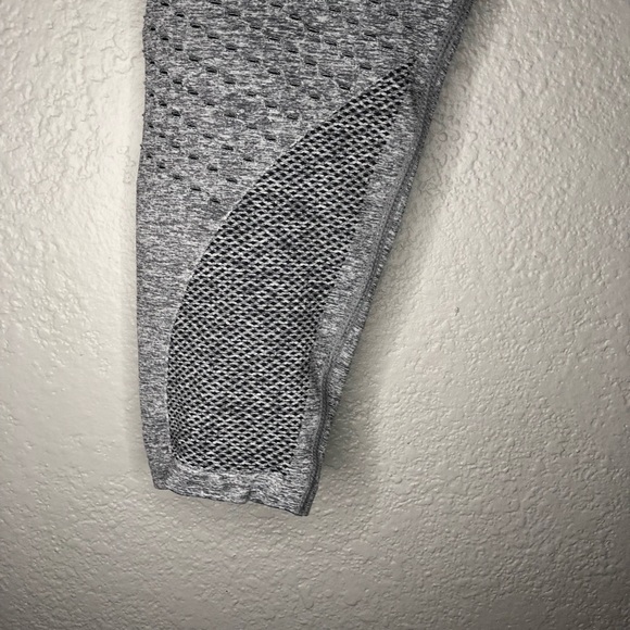 Fabletics Grey Mid-Rise Seamless Dot Capri Small - Picture 5 of 6